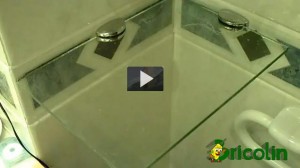 Cómo colocar una estantería en el baño