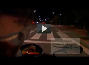 Cómo conducir una moto de noche
