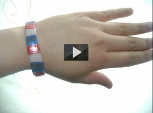 Cómo hacer una pulsera con una botella de plástico