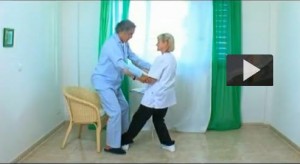 Cómo poner de pie a una persona que está en silla de ruedas