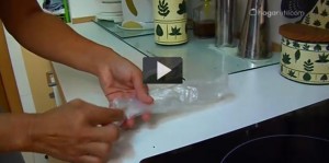Cómo plegar las bolsas de plástico
