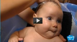 Cómo bañar a un bebé