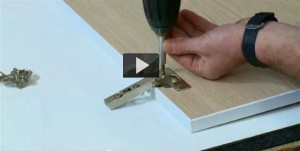 Cómo colocar una bisagra batiente en una puerta