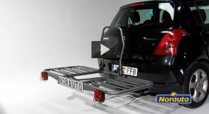 Cómo colocar una plataforma multiusos en el coche