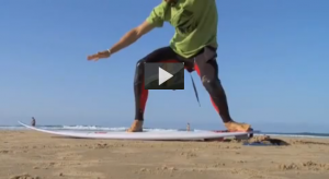 Cómo ponerse de pie en una tabla de surf