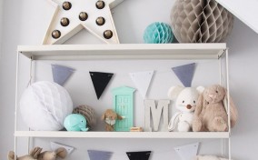 Decoración de habitación de bebé en estantería