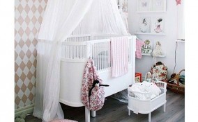 Decoración de la habitación de bebé blanca