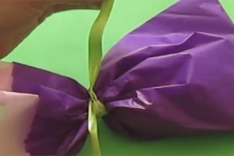 envolver regalos con papel de seda