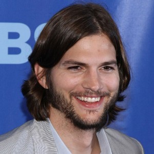 ashton-kutcher-pelo-largo