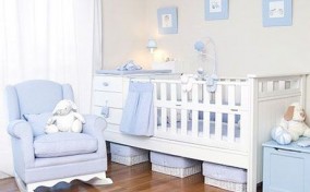Decoración de la habitación del bebé azul y blanca