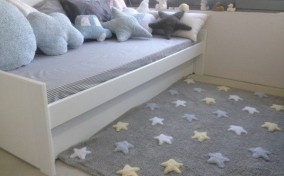 Decoración de la habitación del bebé azul con estrellas