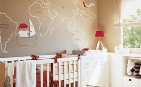 Decoración de la habitación del bebé en color beige con pirata