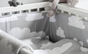 Decoración de la habitación del bebé gris con un conejo