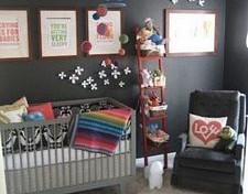 Decoración de la habitación del bebé en gris oscuro