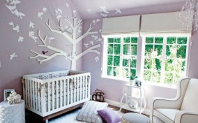 Decoración de la habitación del bebé con lila y un árbol