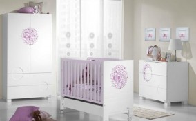 Decorar la habitación del bebé lila y blanco