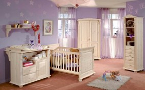 Decoración de la habitación del bebé con lila y mariposas