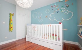 Decoración de la habitación del bebé con nubes