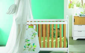 Decorar la habitación del bebé con verde fuerte