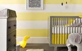 Decoración moderna para la habitación del bebé a rayas