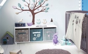 Papel pintado para la habitación del bebé de un árbol