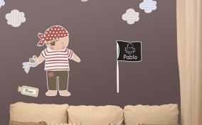 Decoración con vinilo de pirata en la habitación del bebé