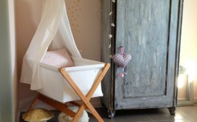 Decoración vintage para la habitación del bebé con cuna de madera