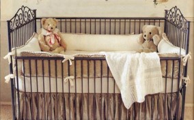 Decoración vintage para la habitación del bebé con cuna de forja