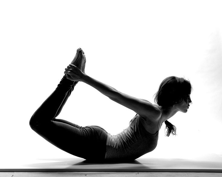 Postura de yoga arco hacia arriba contraindicada en el embarazo