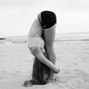Postura de yoga pinza vertical