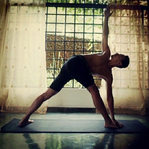 Postura de yoga triángulo