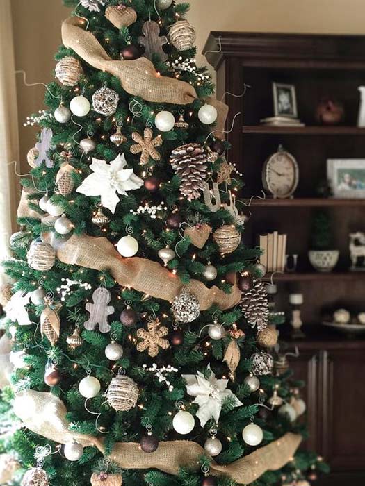 Árbol de Navidad adornado con manualidades de yute