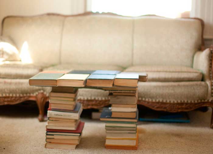 decorar-con-libros-mesa