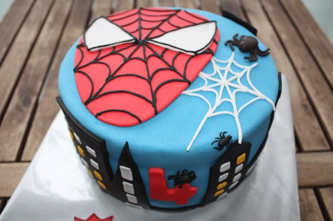 ¡Haz una rica tarta fondant de Spiderman!