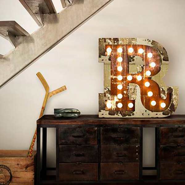 Decoraciones con letras y bombillas