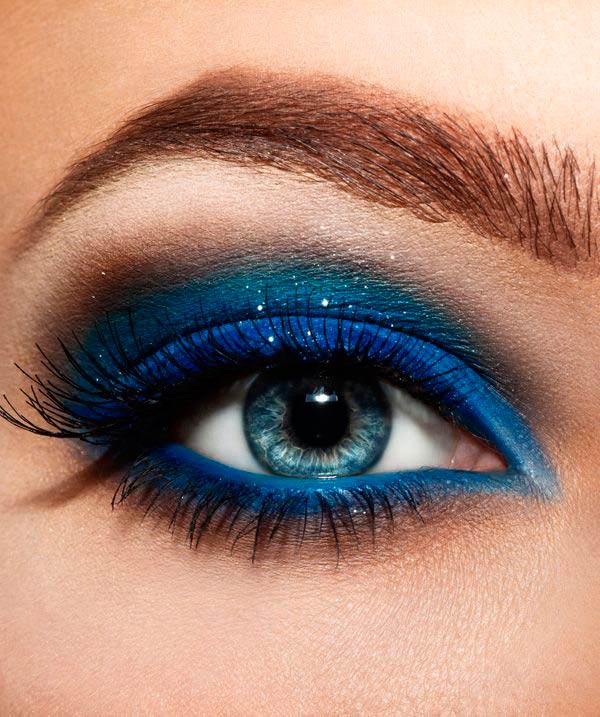 maquillaje-ojos-tonos-azules-paso-a-paso