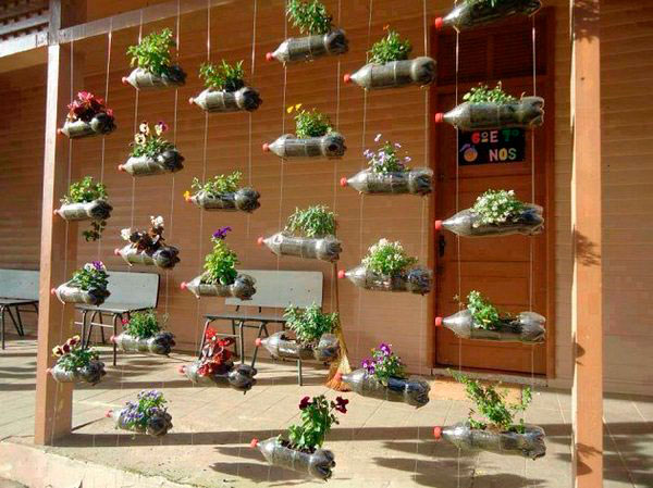 Consejos para decorar el jardín con botellas recicladas