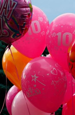 Inspiración para decorar con globos de helio una fiesta de cumpleaños