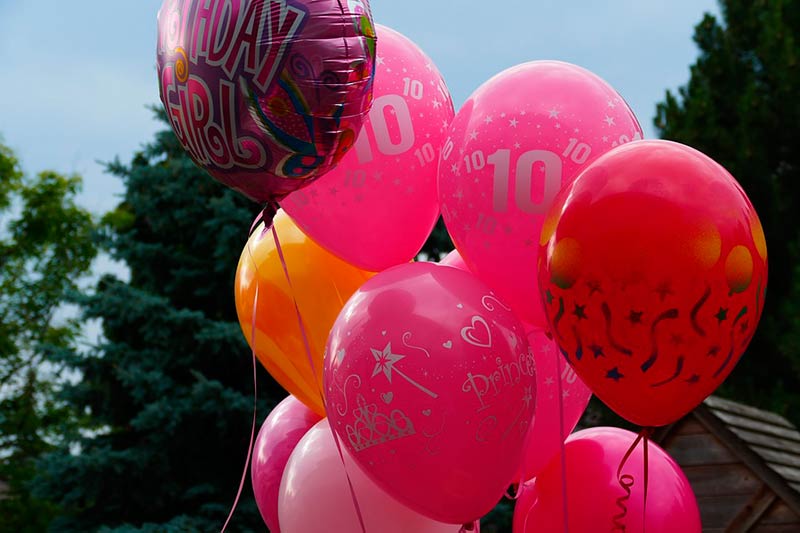 Inspiración para decorar con globos de helio una fiesta de cumpleaños