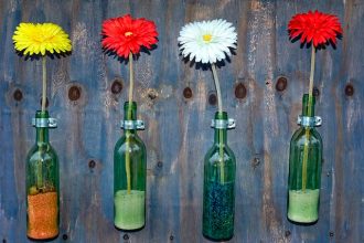 Tips para decorar el jardín con botellas de plástico