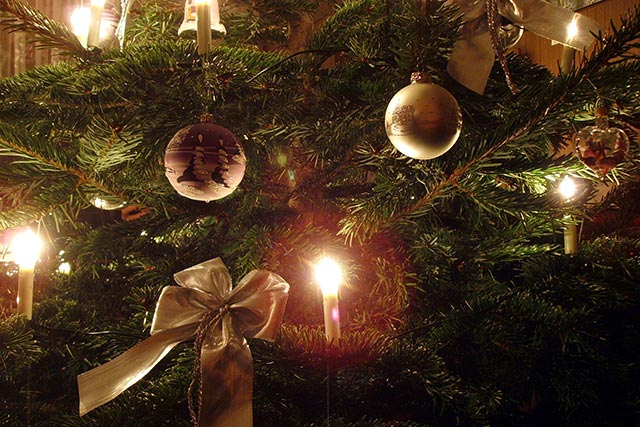 decorar-arbol-de-navidad-con-luces