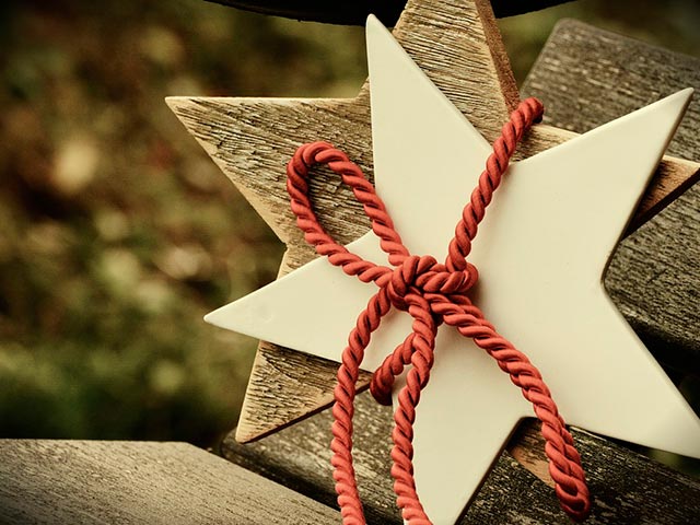decorar-con-estrellas-de-madera-para-navidad