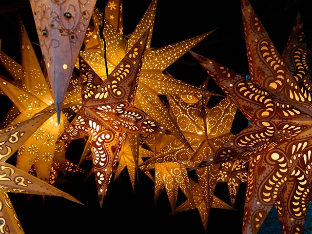 decorar-con-estrellas-de-navidad-y-farolillos