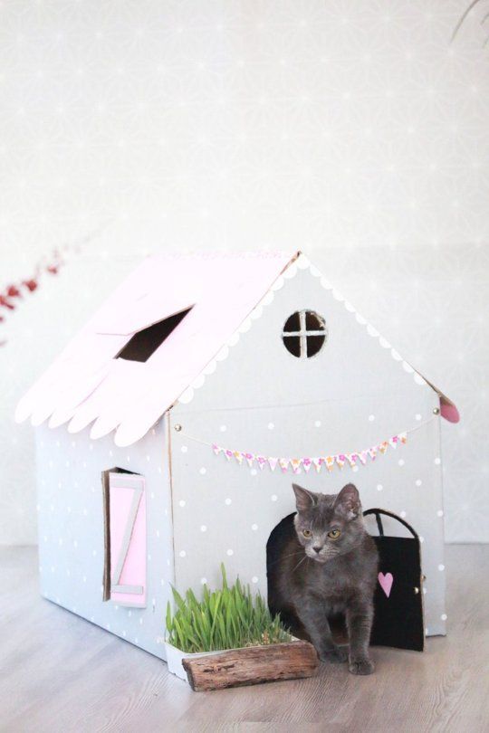 Decorar con cartón reciclado una casa de gatos