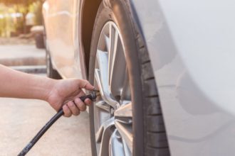 Cómo mantener los neumáticos de un coche