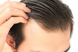 Aprende a alisar el cabello rizado de un hombre paso a paso