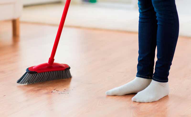 Cómo limpiar una escalera con la escoba