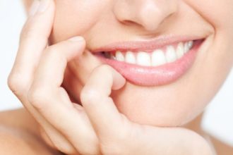 Consejos para tener los dientes más blancos y brillantes
