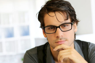 Estas son las gafas que más favorecen a hombres según su rostro