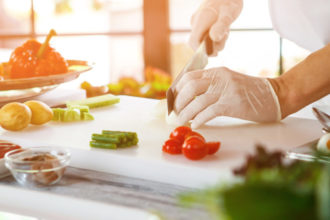 Uso de los guantes en la cocina